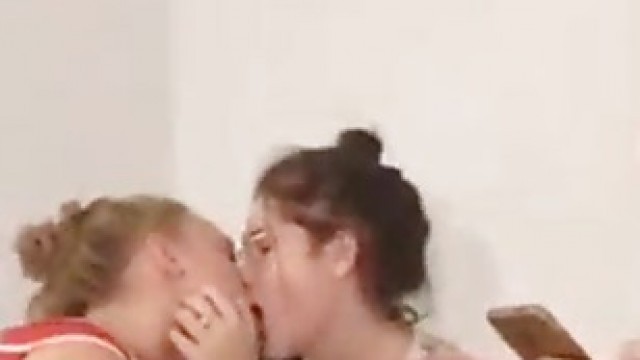 periscope lesbians kissing