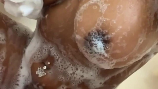 Ebony Midget Plays with Pussy in the Bath