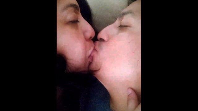 El Amigo De Mi Novio me Dio Tantos Besos que me Calenté y Le Mame La Verga